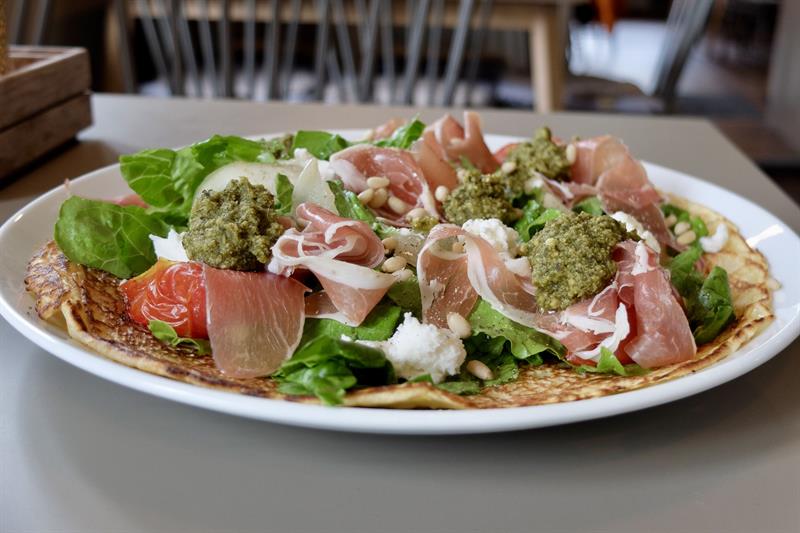 Platter with ham, pesto and vegetables