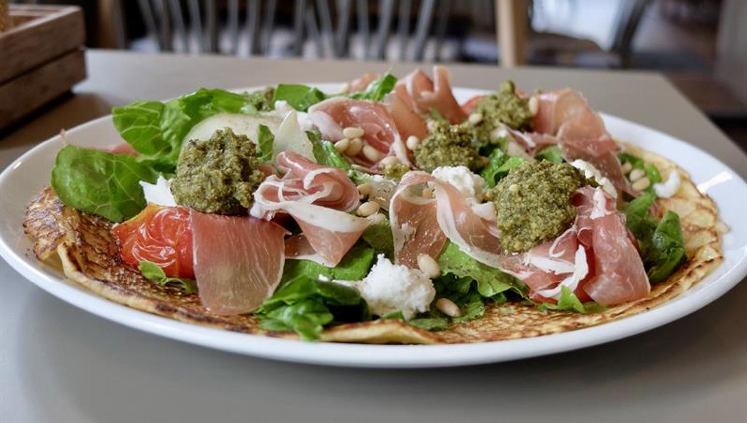 Platter with ham, pesto and vegetables