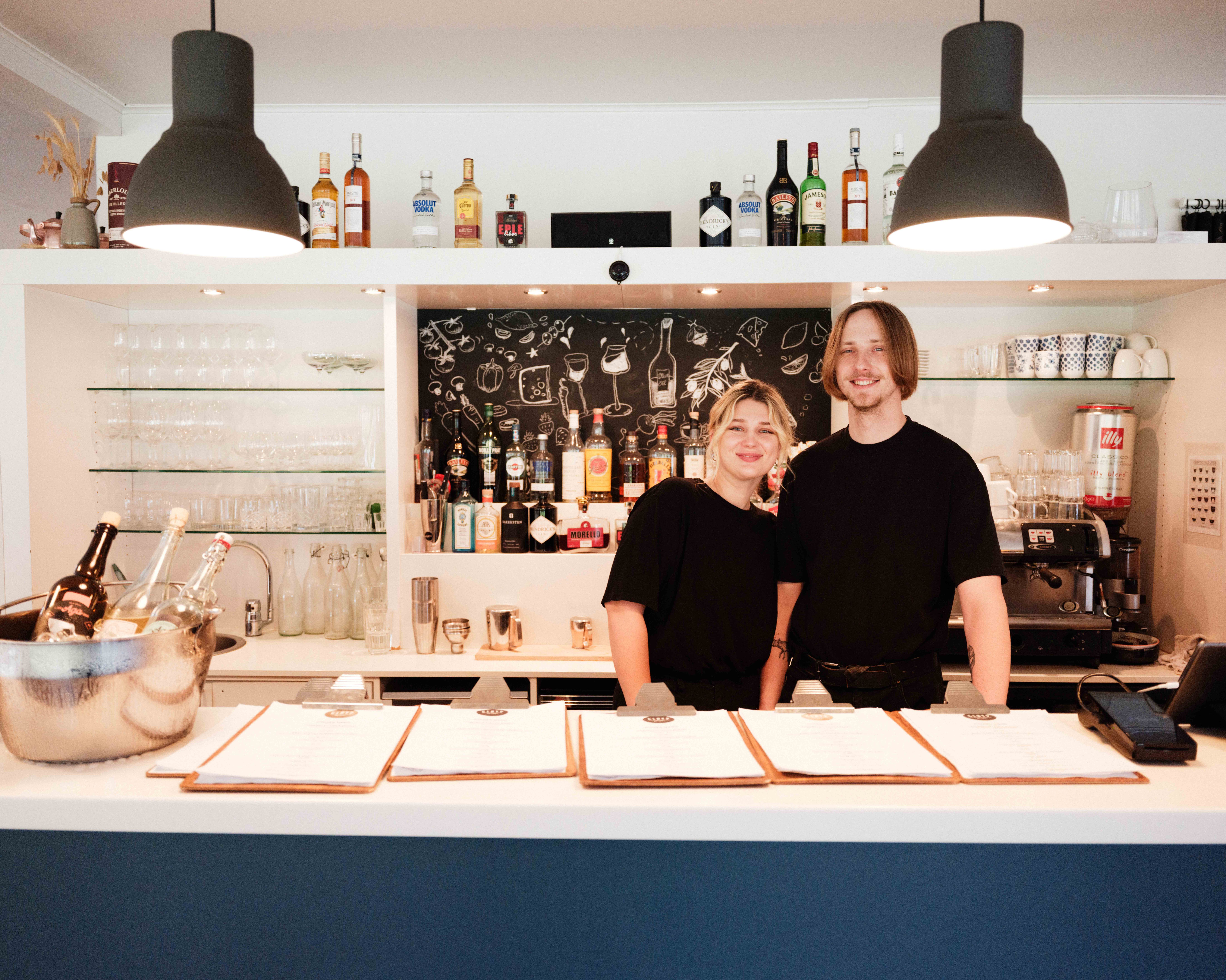 The hosts at Gløyp Spiseri welcome you from behind the bar – expect warm hospitality and a true passion for food in Kinsarvik.