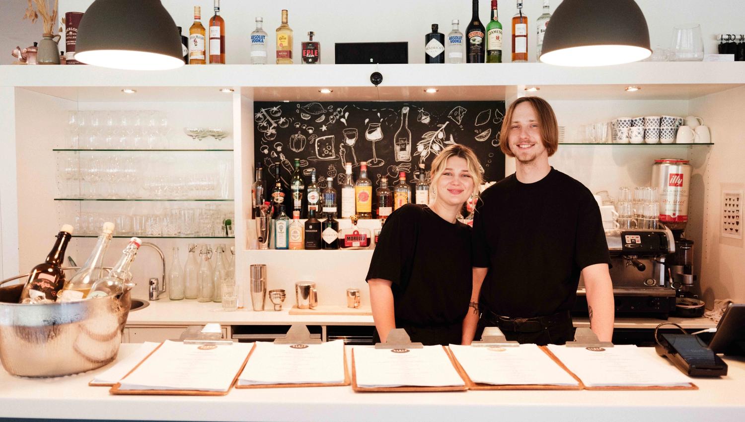 The hosts at Gløyp Spiseri welcome you from behind the bar – expect warm hospitality and a true passion for food in Kinsarvik.