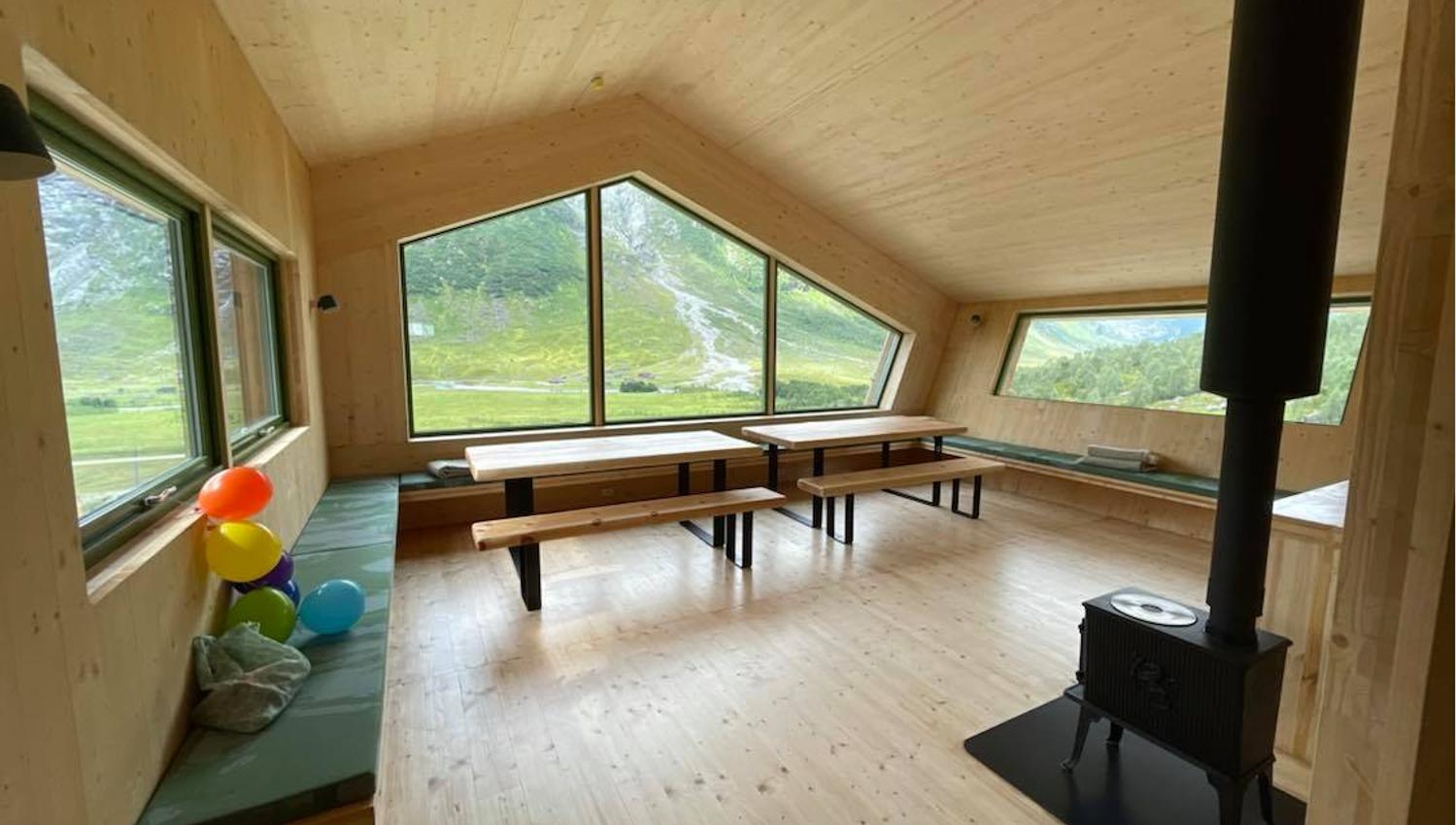 Tungestølen Turisthytte, Veitastrond
