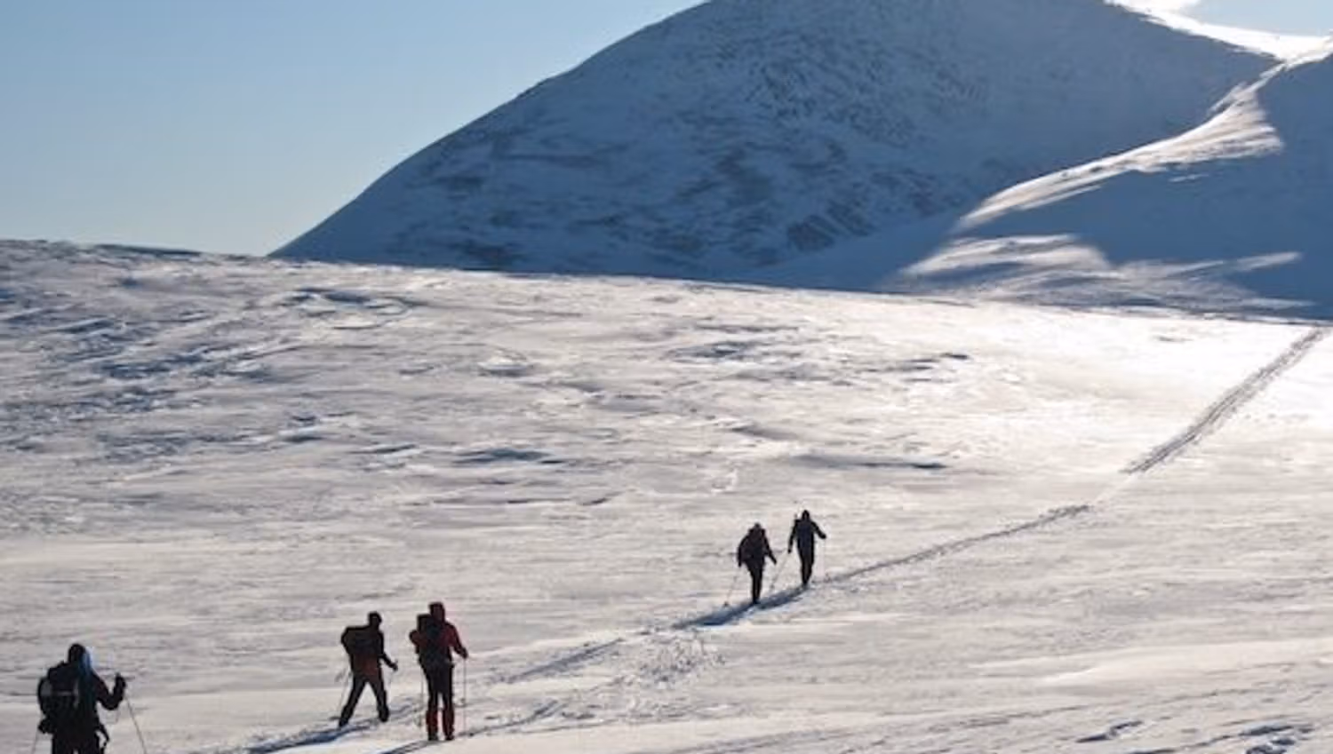 Topptur bilde fra avstand, med mennesker som går oppover i fjellet
