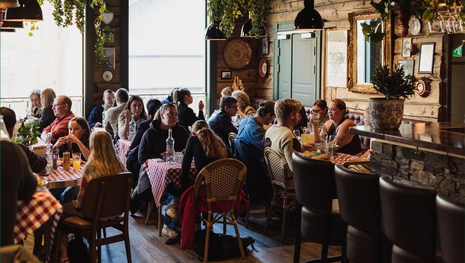 Restaurant med masse folk