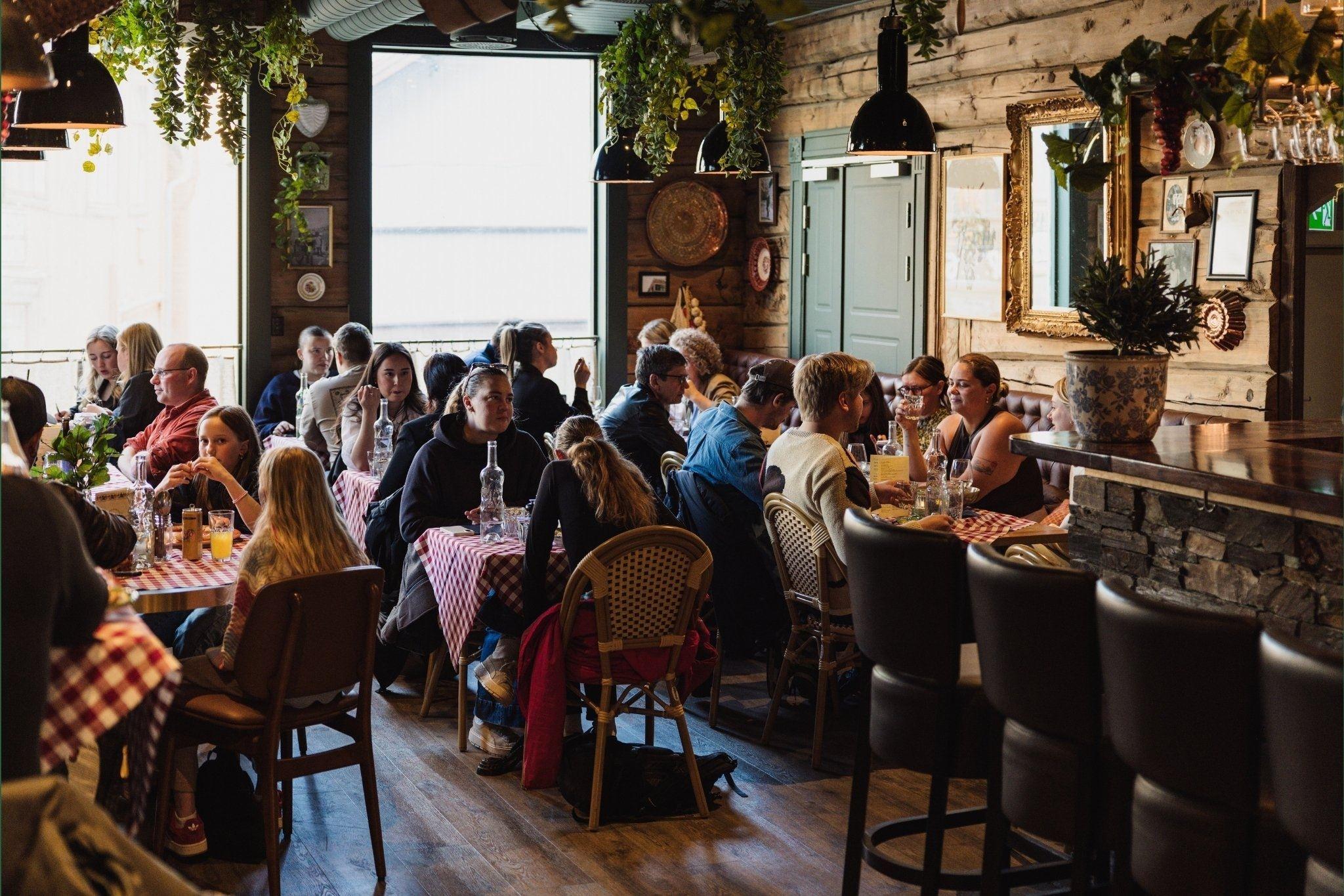 Restaurant med masse folk