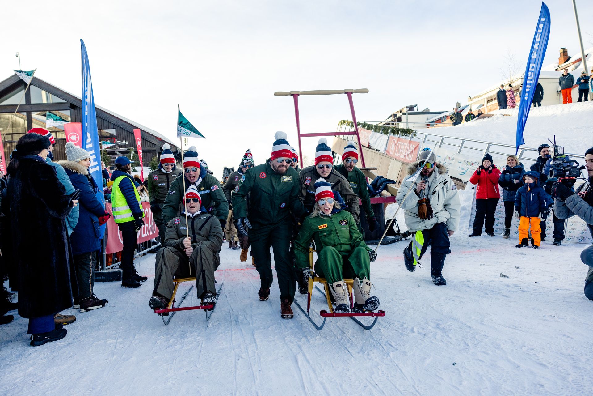 En stor gruppe mennesker som deltar i Spark-VM sklir på den snødekte gågata i Geilo sentrum.