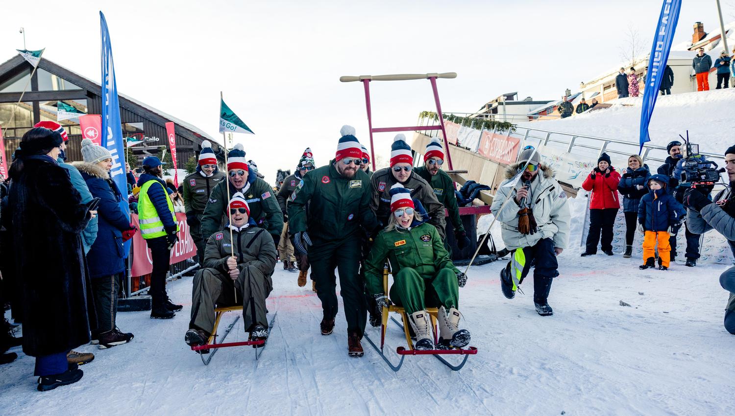 En stor gruppe mennesker som deltar i Spark-VM sklir på den snødekte gågata i Geilo sentrum.
