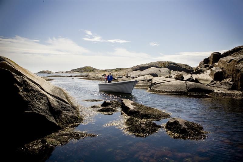 Båt i vann ved svaberg