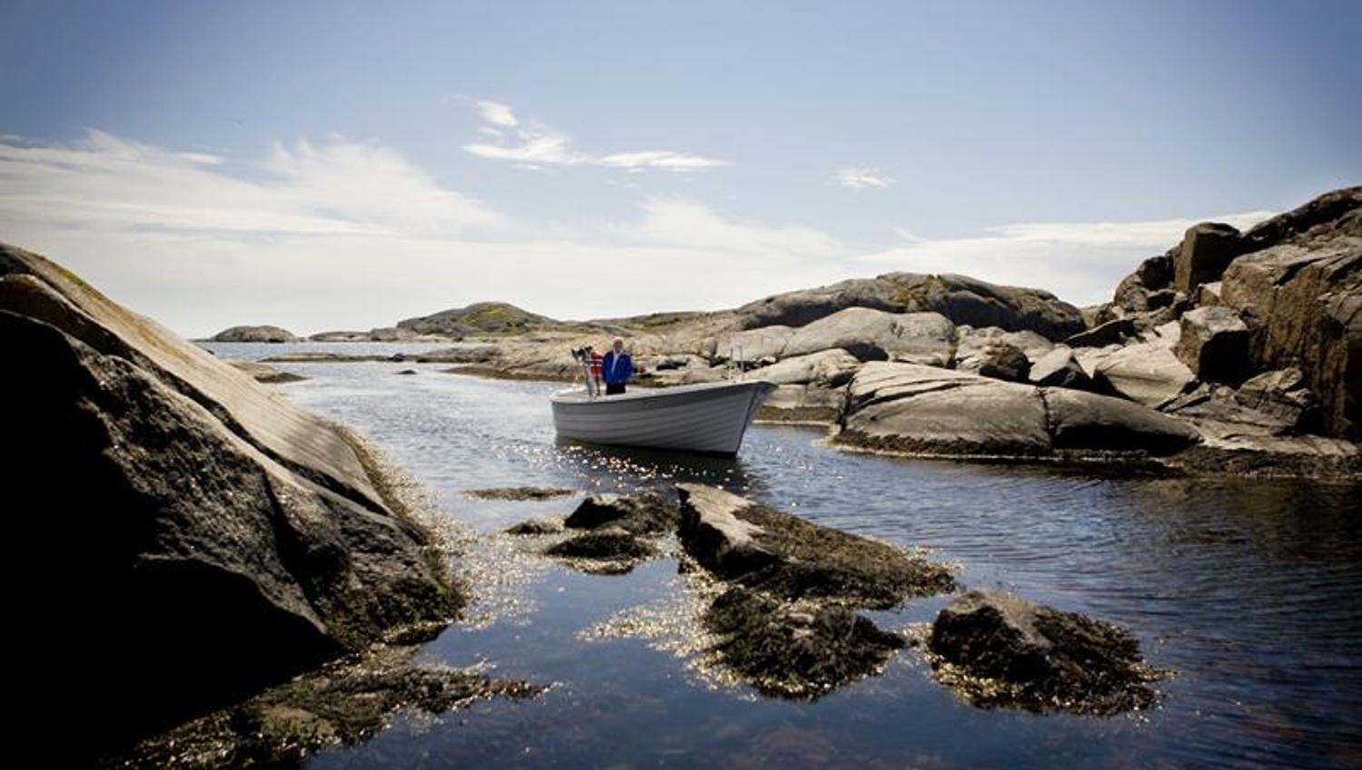Båt i vann ved svaberg