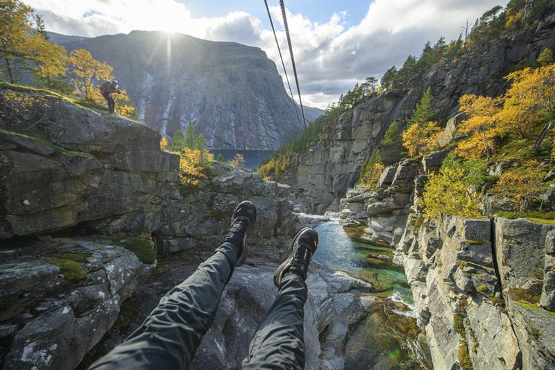 Utsikt frå Trolltunga Zipline over elv og trongt juv på guida tur i Hardanger.
