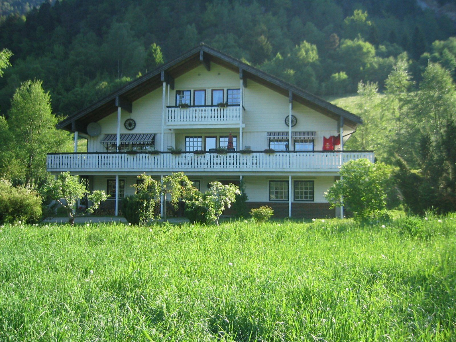 The main house at Folgefonn Farm Camping – idyllic accommodation in rural surroundings at the foot of the mountains.