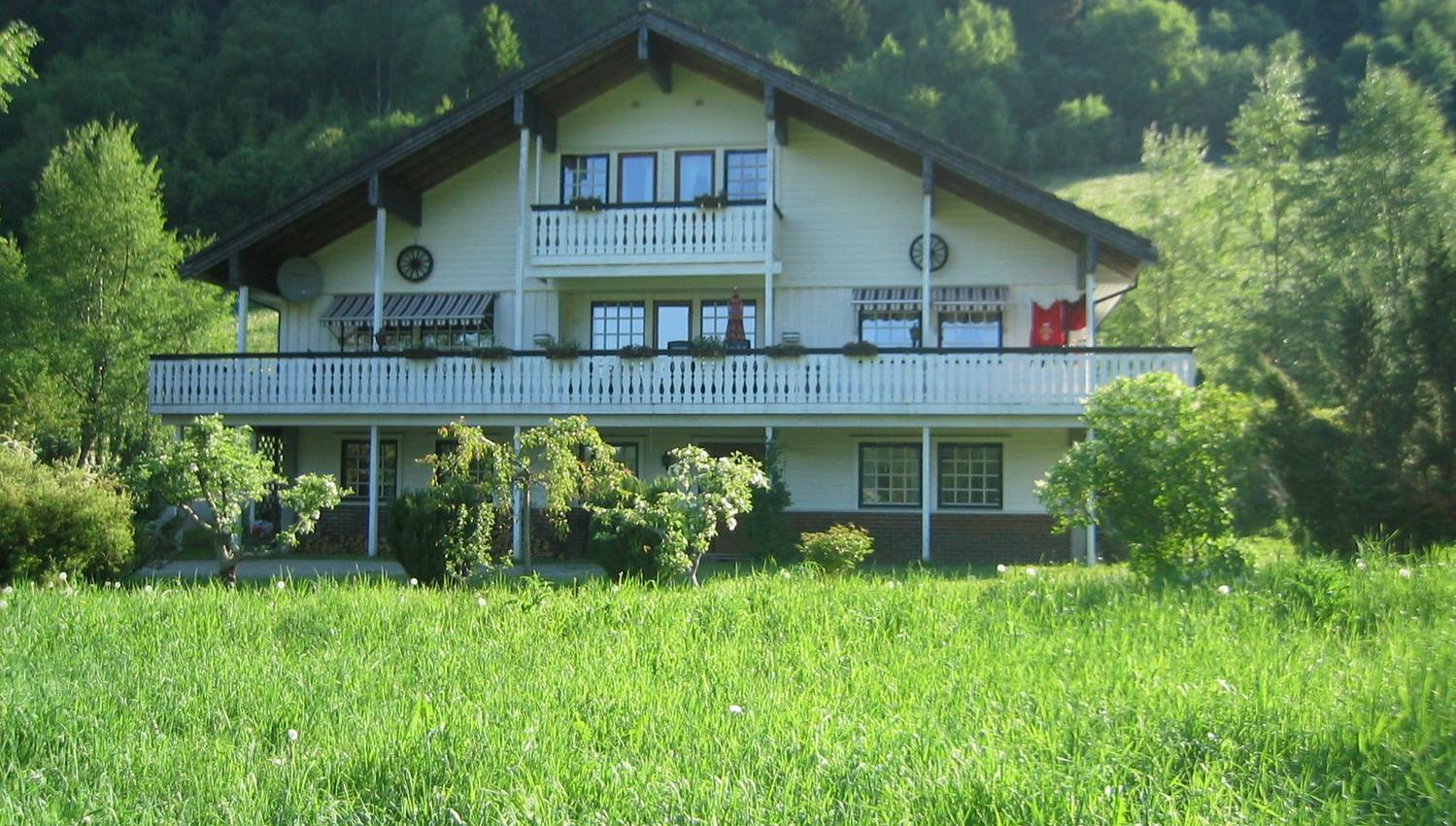 The main house at Folgefonn Farm Camping – idyllic accommodation in rural surroundings at the foot of the mountains.