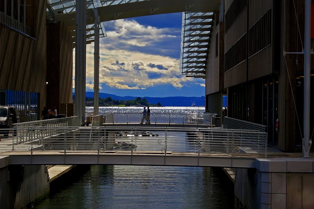 bridges between the buildings of the Astrup Fearnley Museum