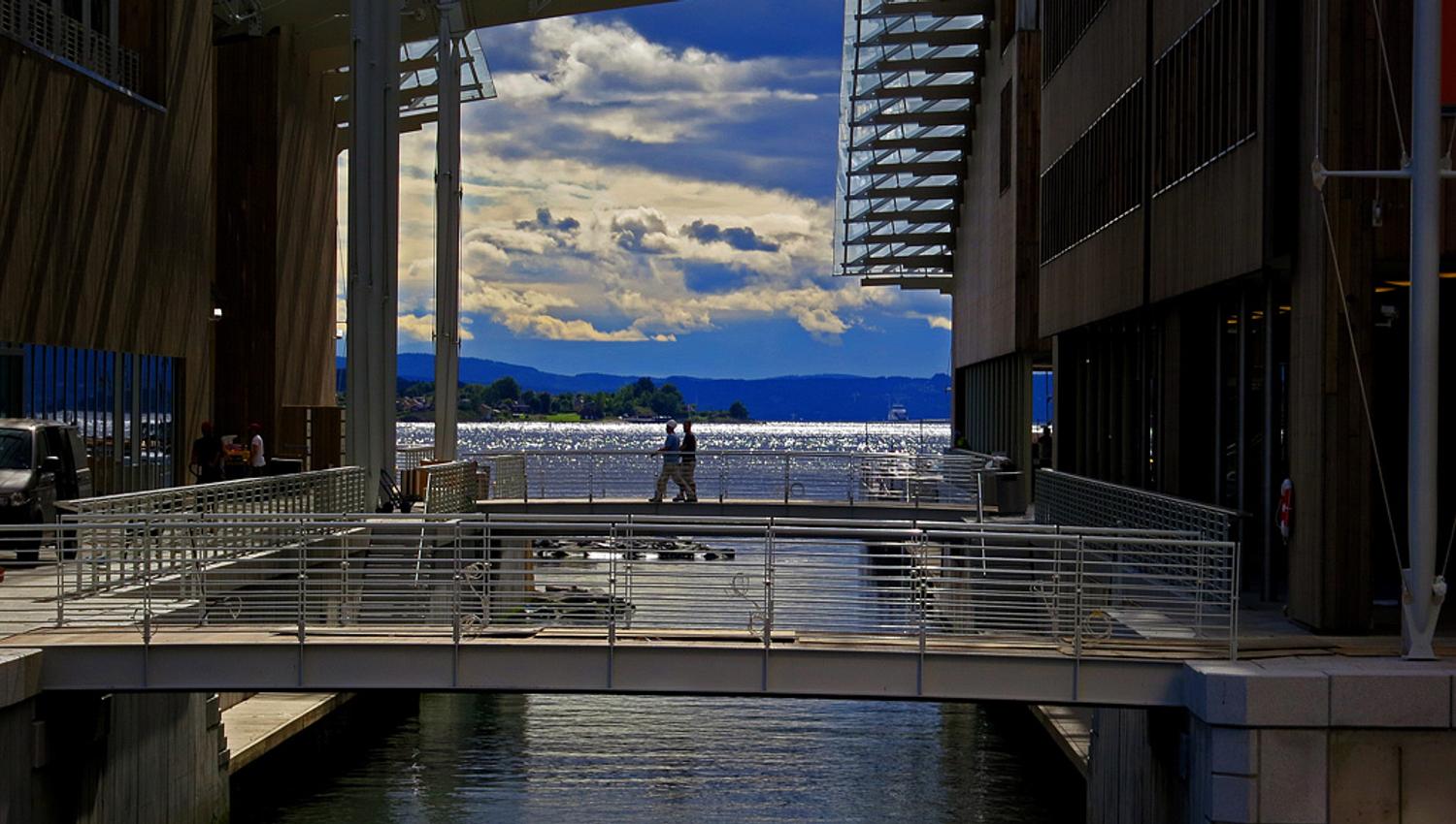 bridges between the buildings of the Astrup Fearnley Museum