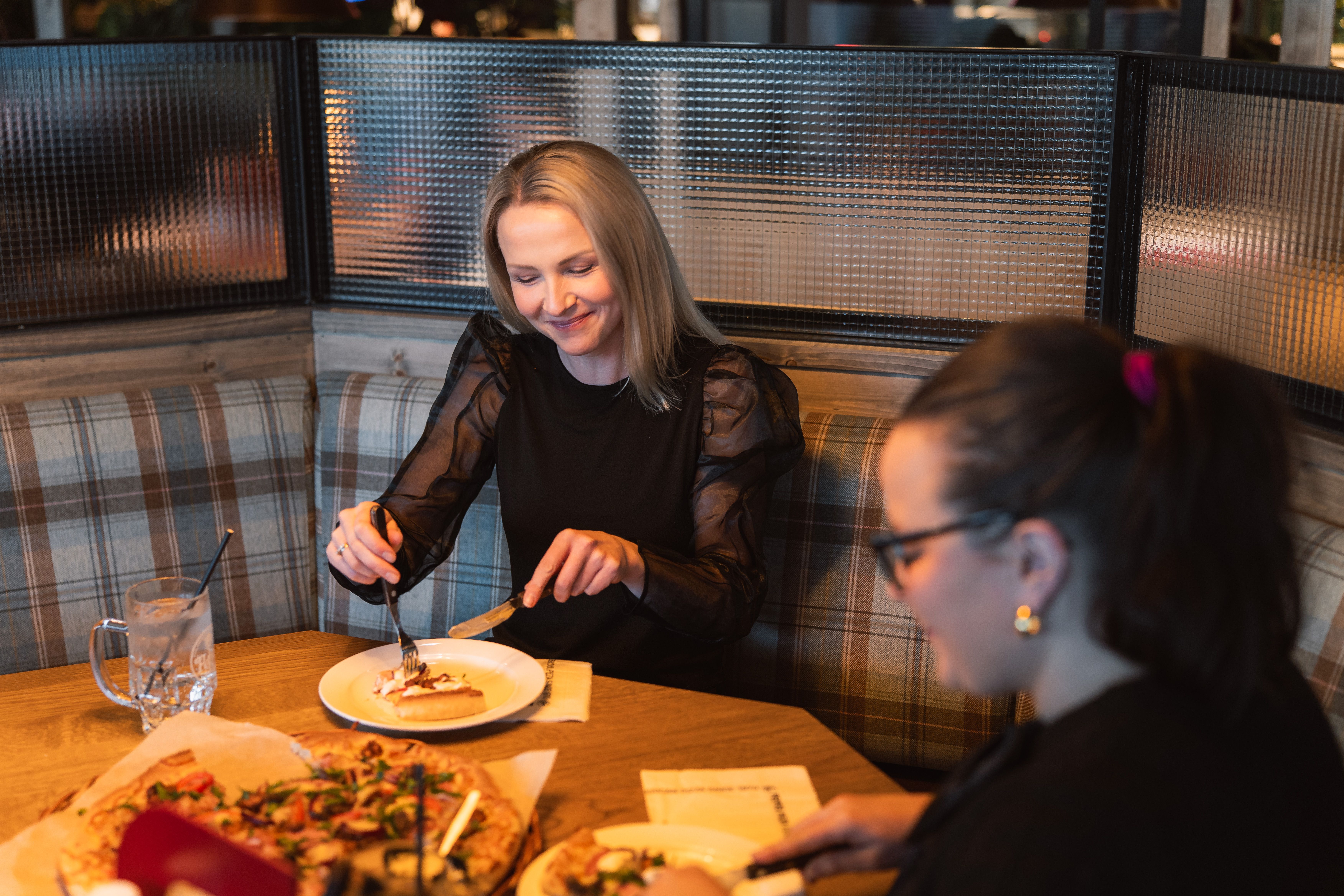 Peppes Pizza på Gjøvik. Gjester koser seg med pizza.