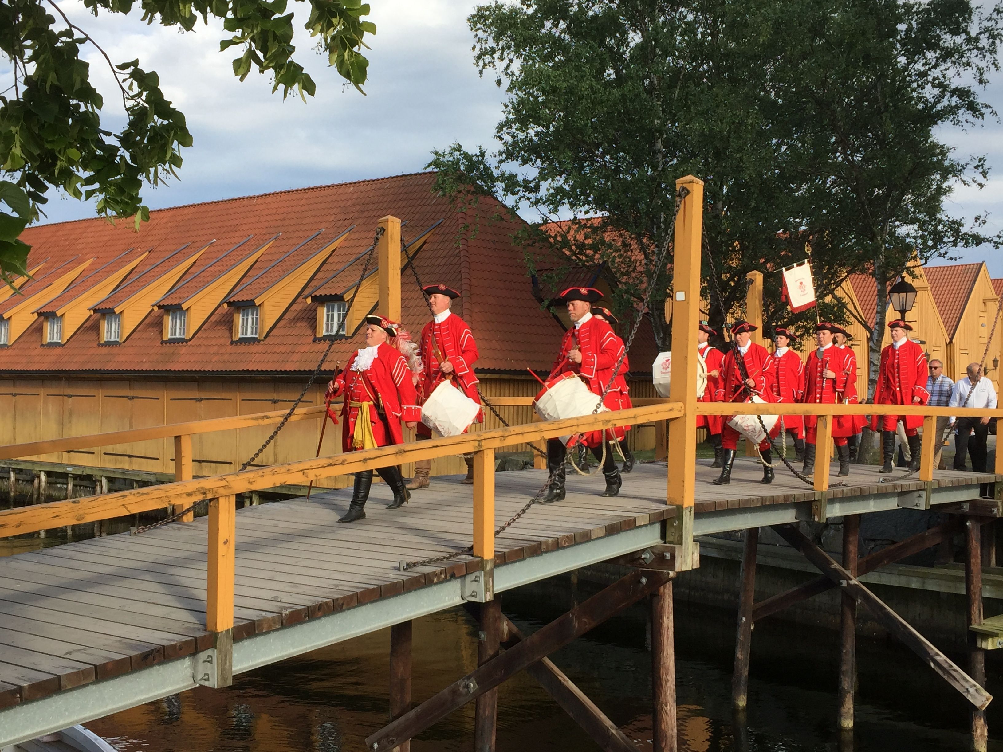 Corps walks on the bridge at Fredriksvern Verft