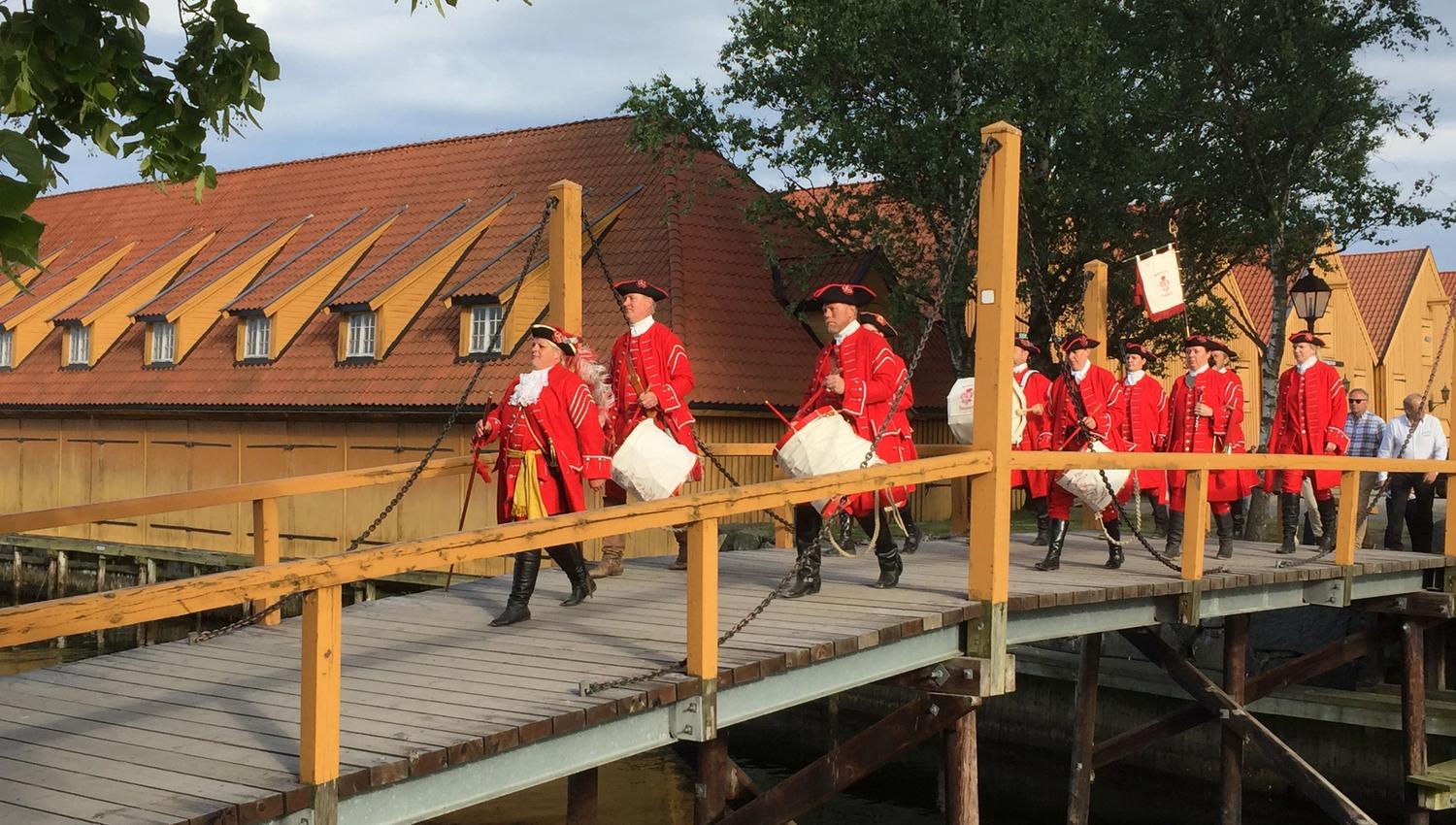 Corps walks on the bridge at Fredriksvern Verft