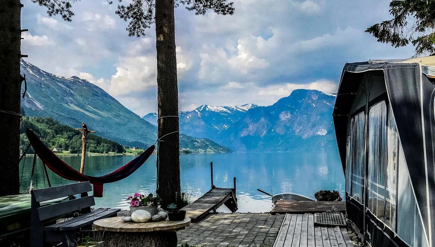 Grande Camping is beautifully located by Oppstrynsvatnet in Oppstryn in the Nordfjord region, with camping pitches for motorhomes, caravans and tents close to the lake.