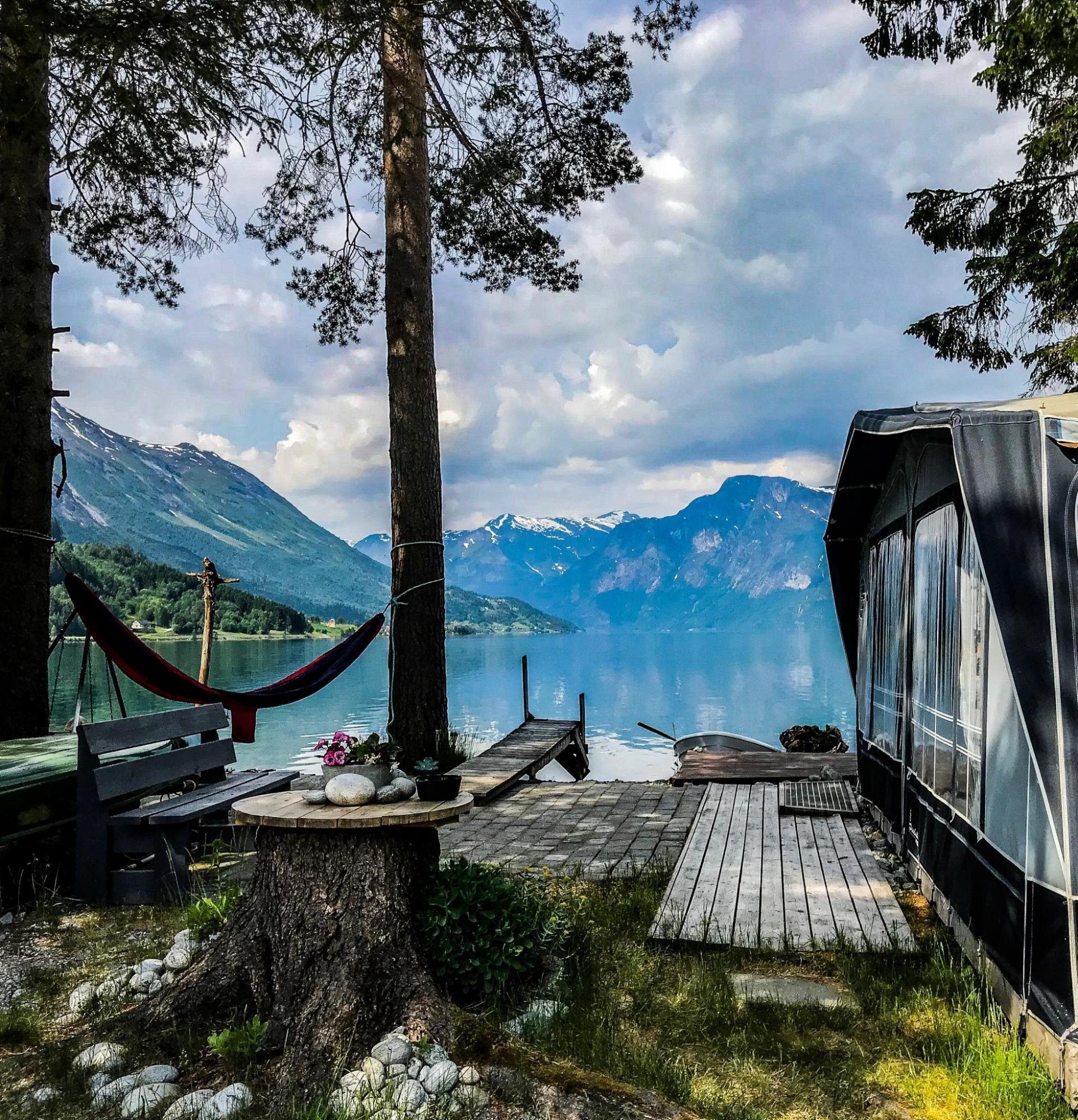 Grande Camping ligg vakkert til ved Oppstrynsvatnet i Oppstryn i Nordfjord, med campingplassar for bubil, campingvogn og telt tett ved vatnet.
