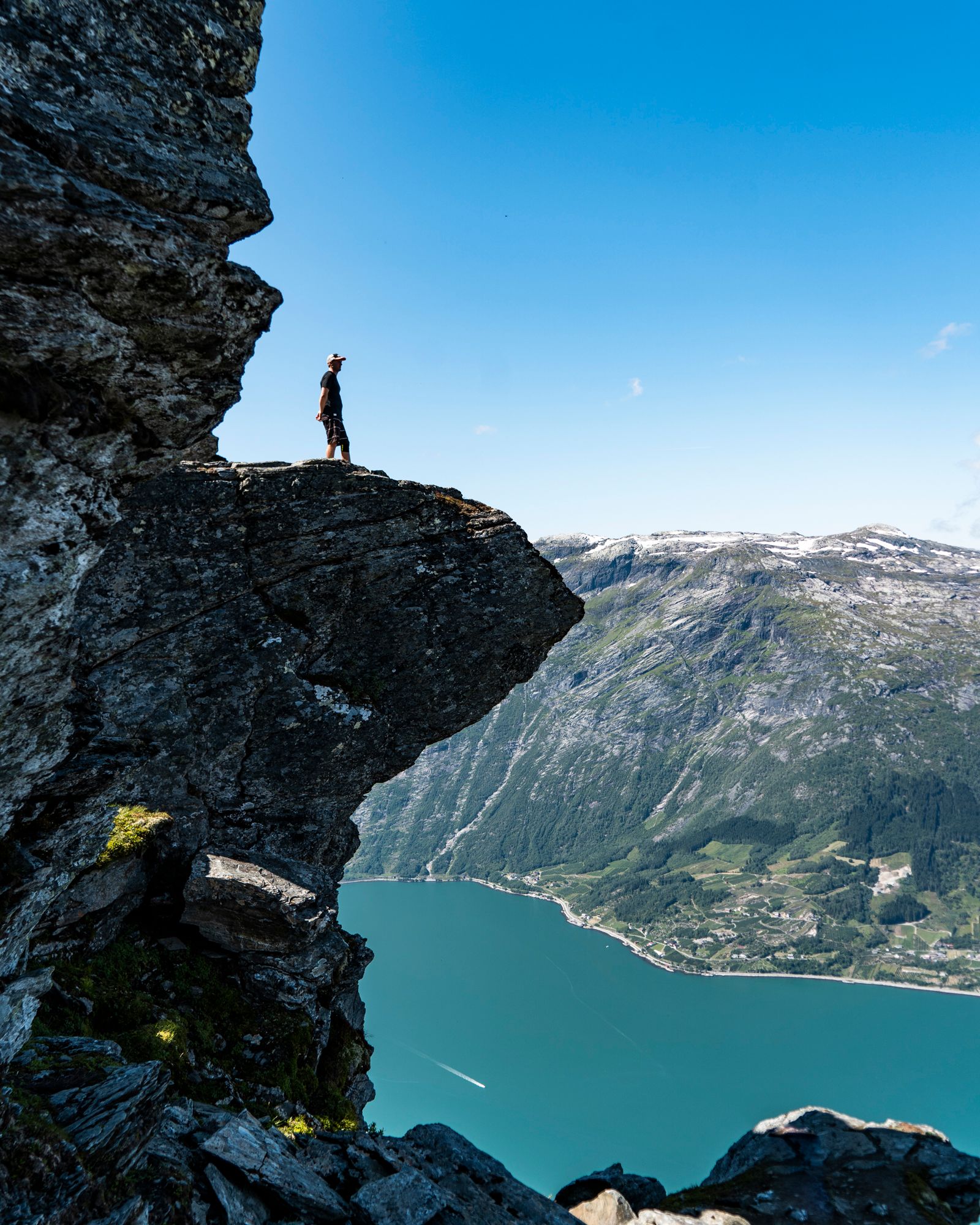 Mann på "Mini Trolltunga" langs Dronningstien i Hardanger.