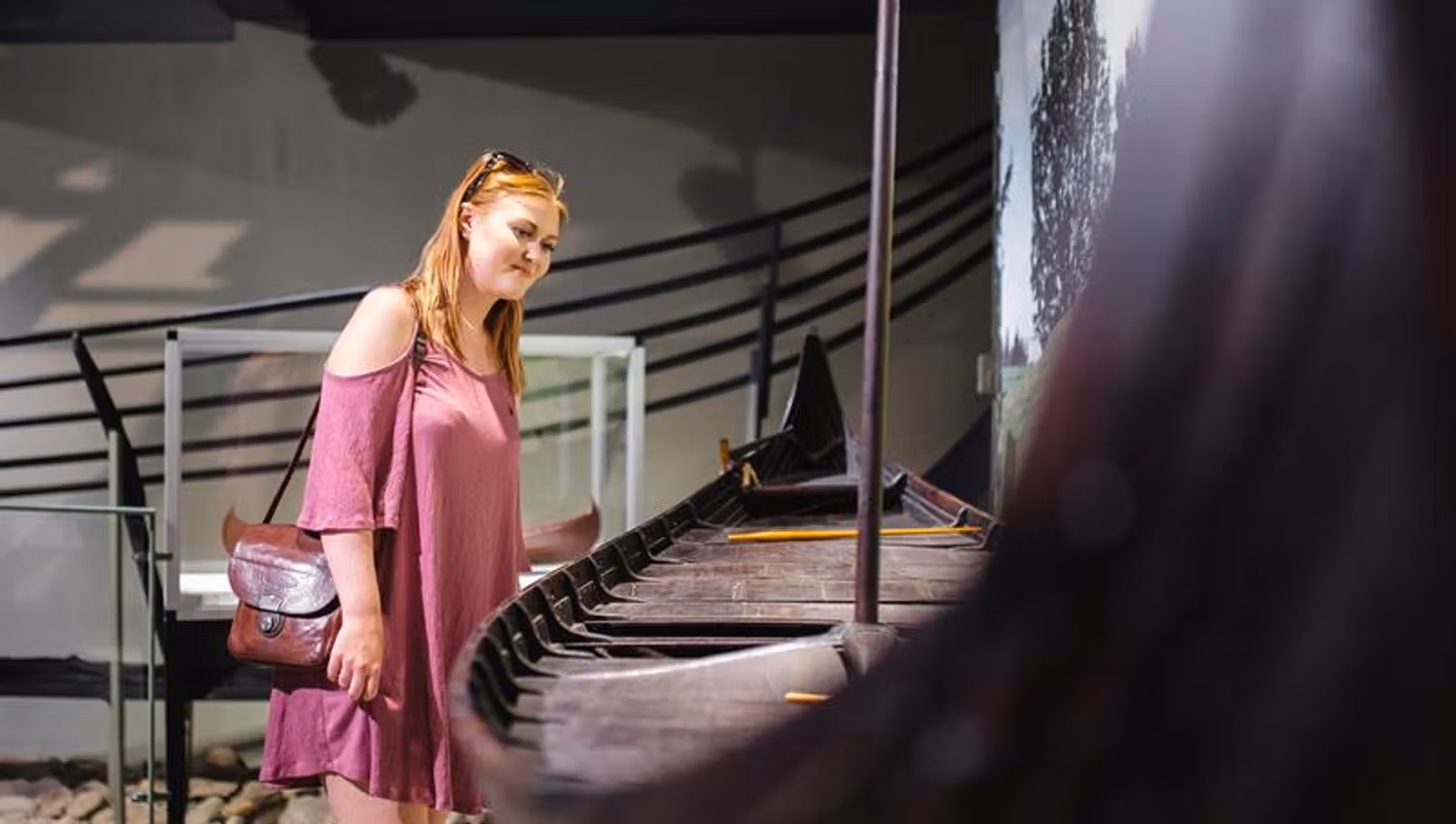 Et menneske inne i Slottsfjellsmuseet