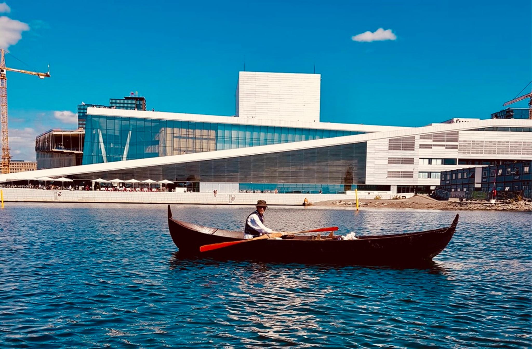 Færing boat in front of the Opera House