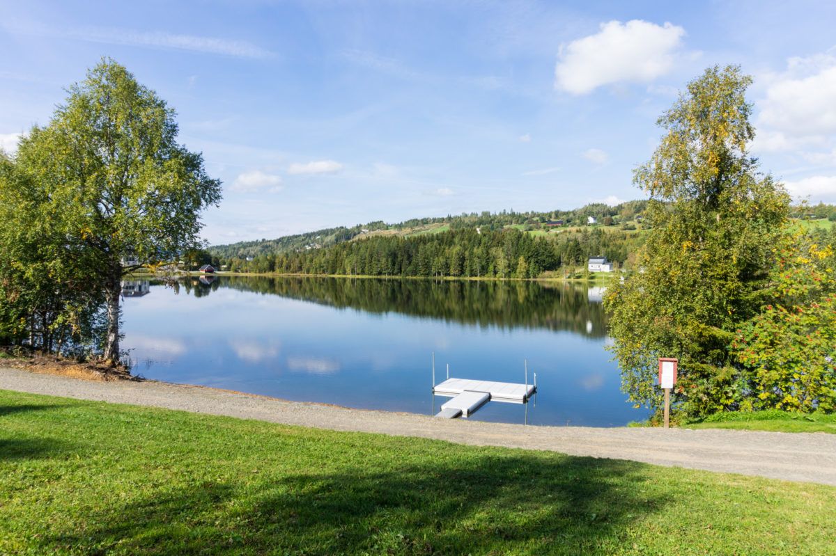 Snertingdal Nærmiljøpark med Tuftepark, buldrestein og fin badeplass. Gjøvik Kommune
