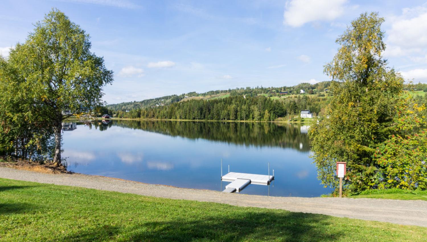 Snertingdal Nærmiljøpark med Tuftepark, buldrestein og fin badeplass. Gjøvik Kommune