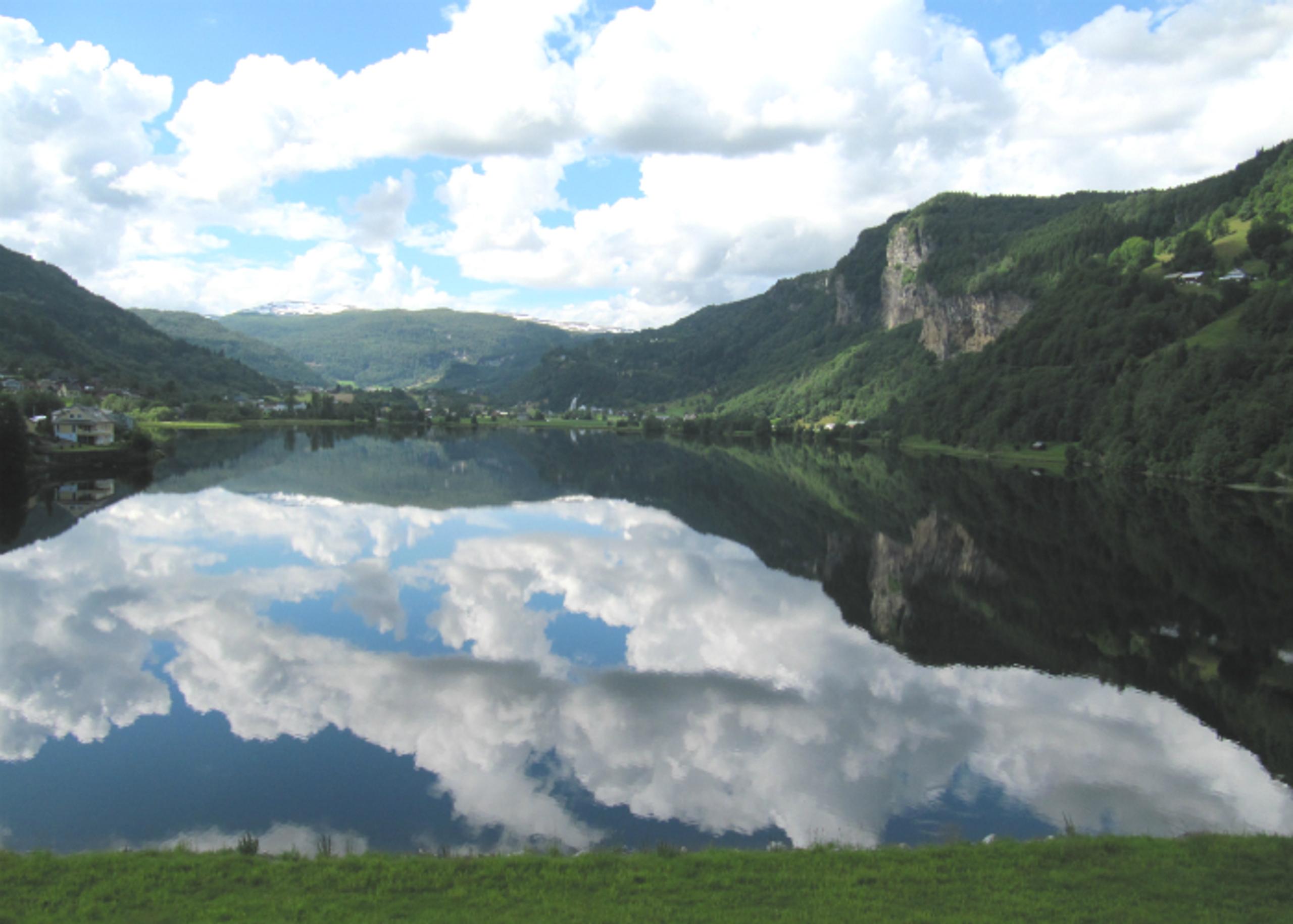 Scenic view of Movatnet by Norheimsund in Hardanger, with mirror-like water, lush mountains and clouds on an easy hike from Steinsdalsfossen.