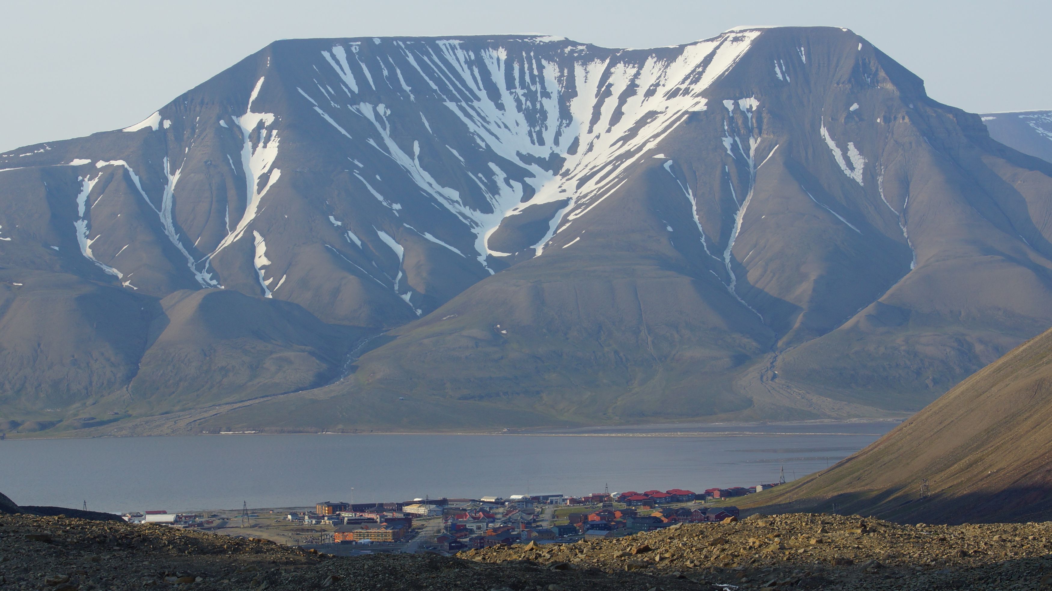 Utsikt over Longyearbyen og over til Hiortfjellet