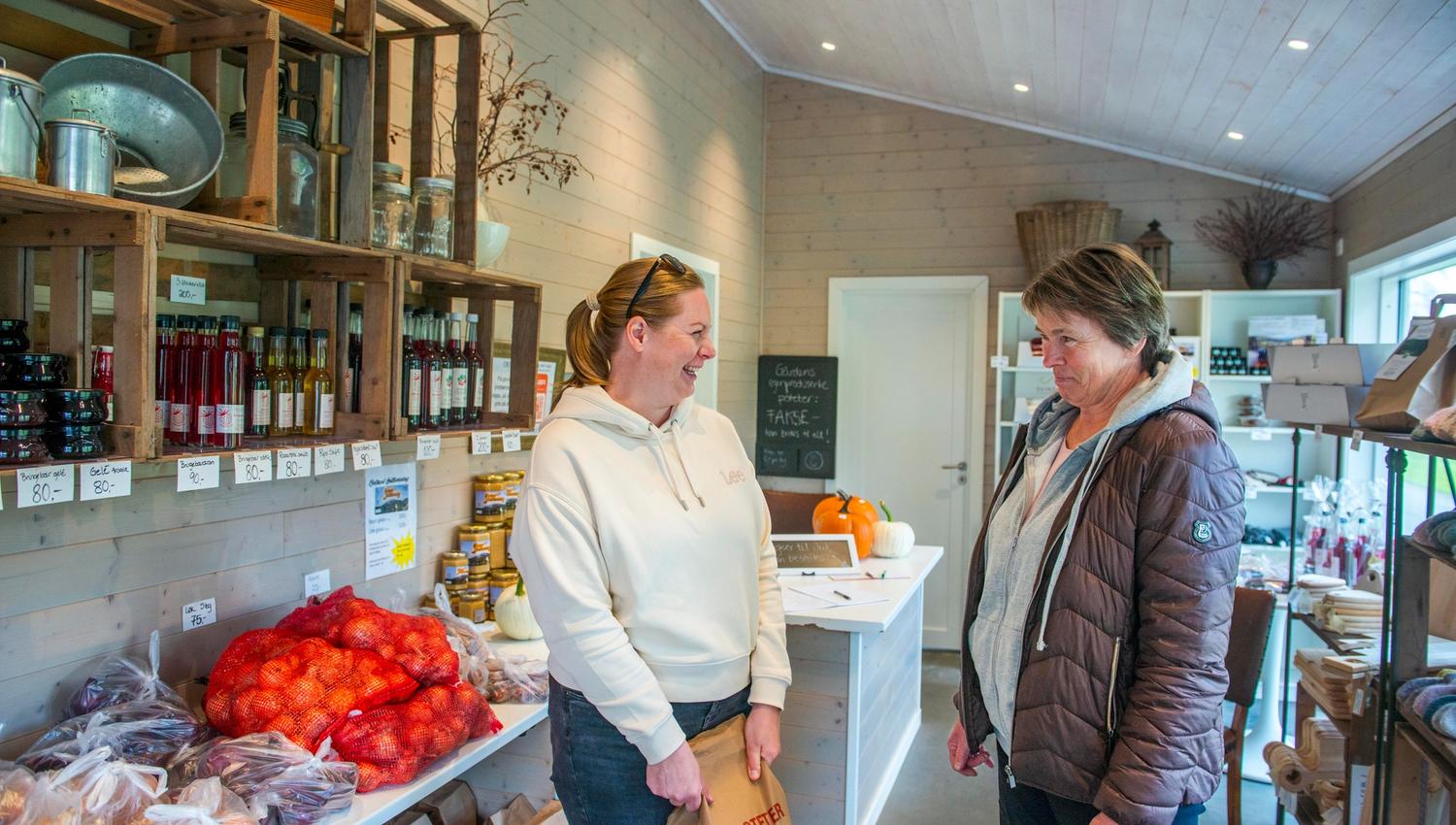 gunhild-egeland-og-kunden-liv-siri-dyrstad-i-grdsbutikken-p-egeland-familiegrd---egeland-familiegrd-