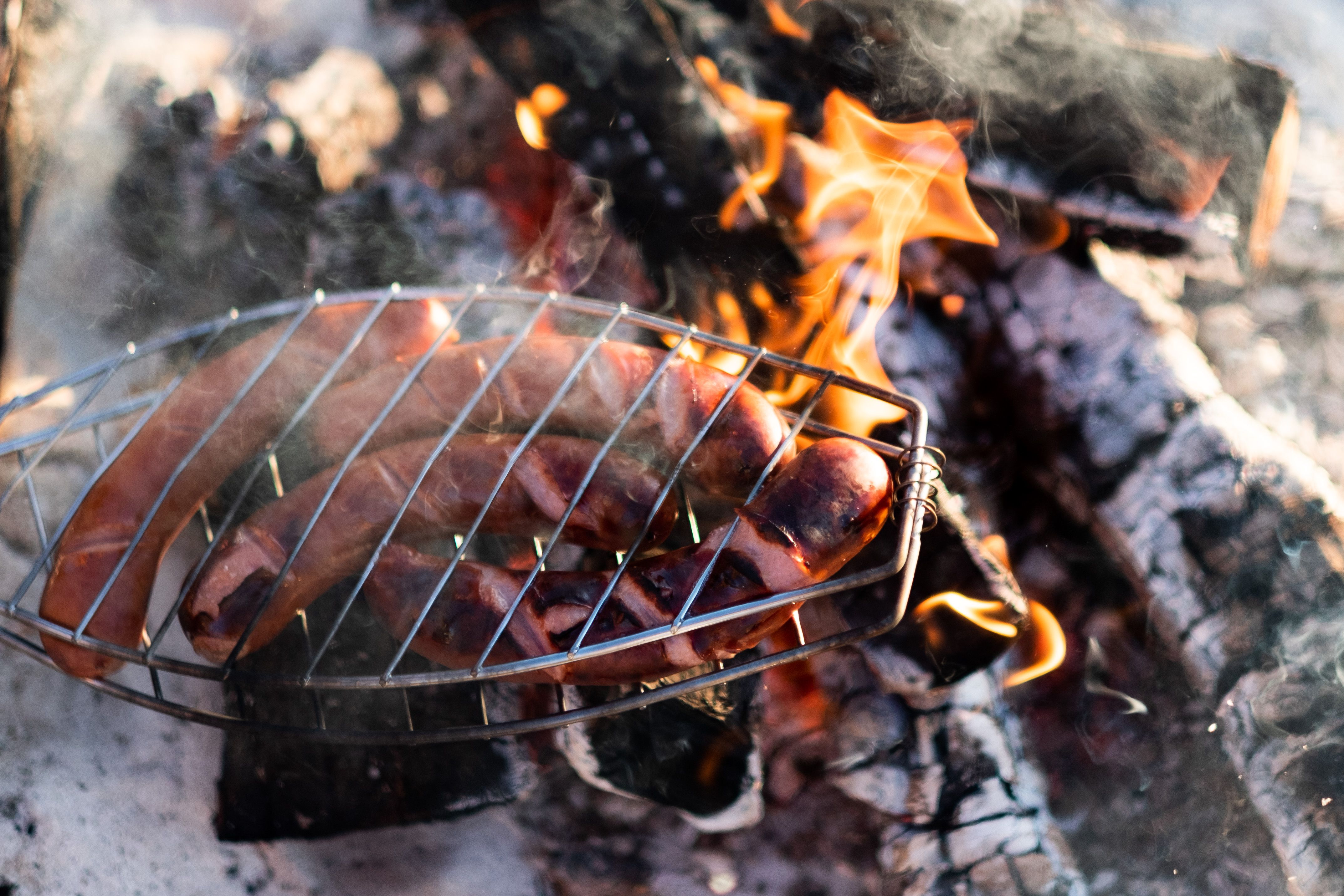 Arcticoncepts-Harstad-grilling-sausage-campfire-beach-foto Büttner-David
