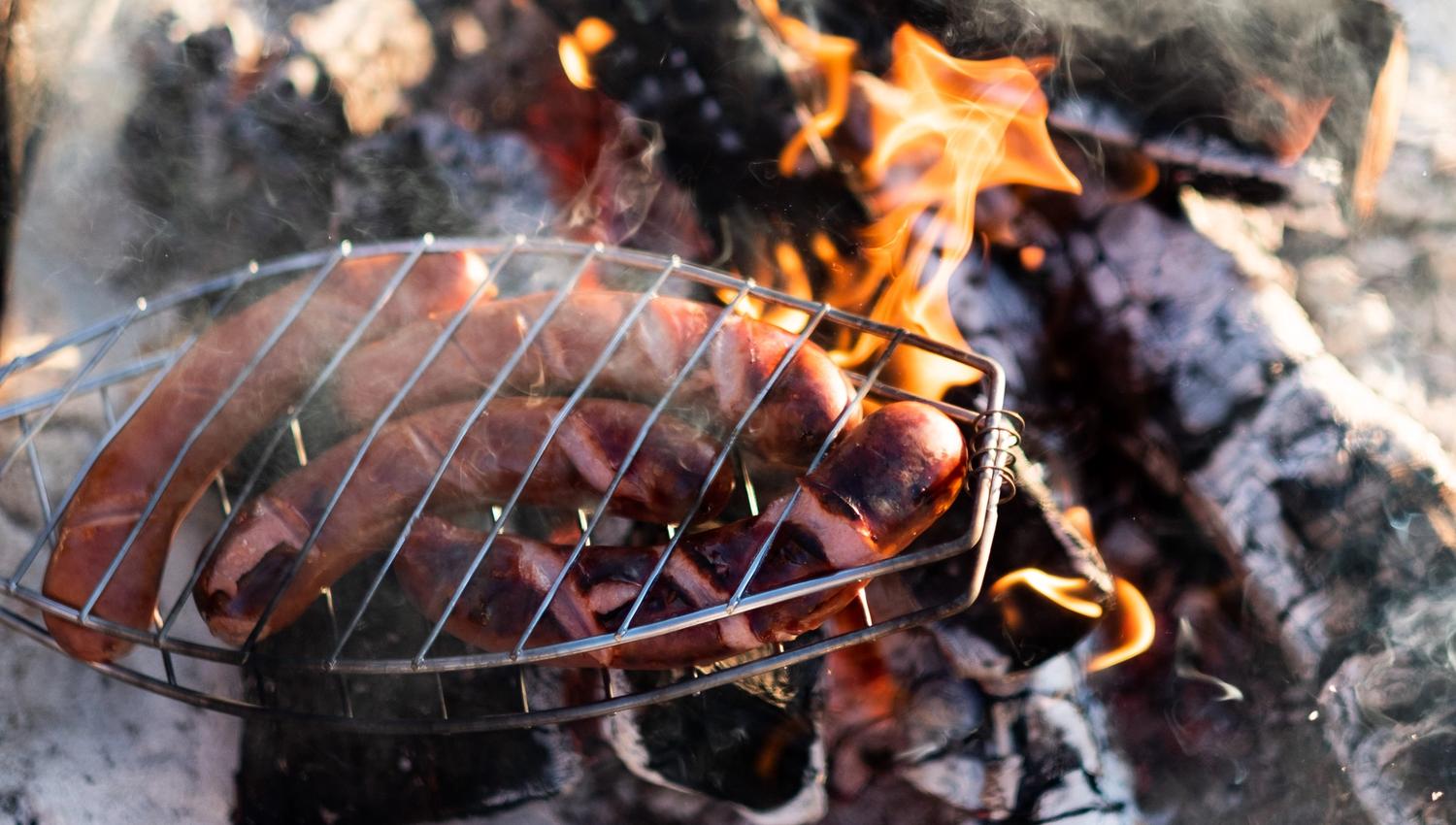 Arcticoncepts-Harstad-grilling-sausage-campfire-beach-foto Büttner-David