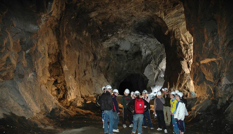 Mine tour at the Kraftmuseet, where visitors experience a historical tunnel with a guide.
