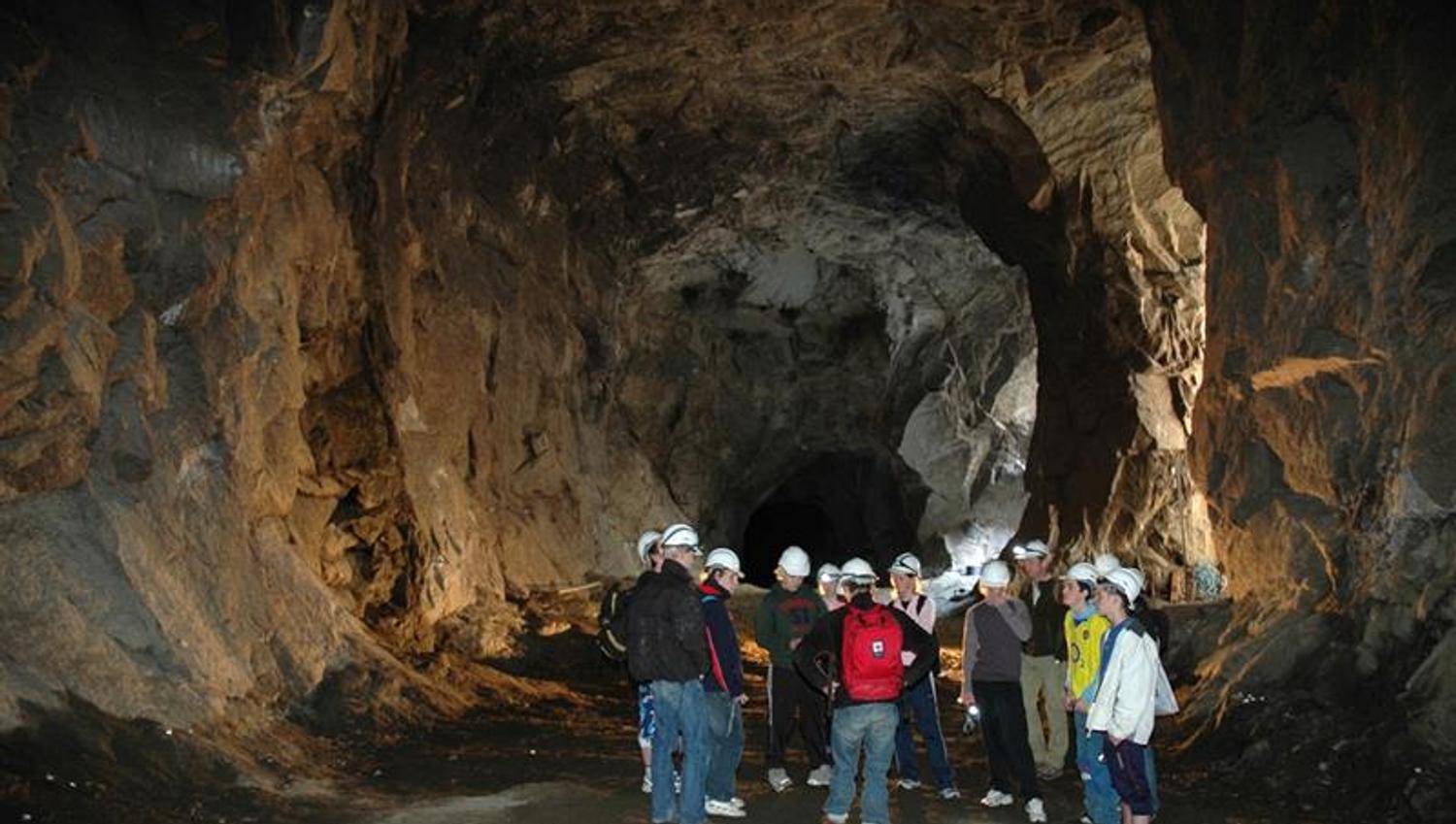 Mine tour at the Kraftmuseet, where visitors experience a historical tunnel with a guide.