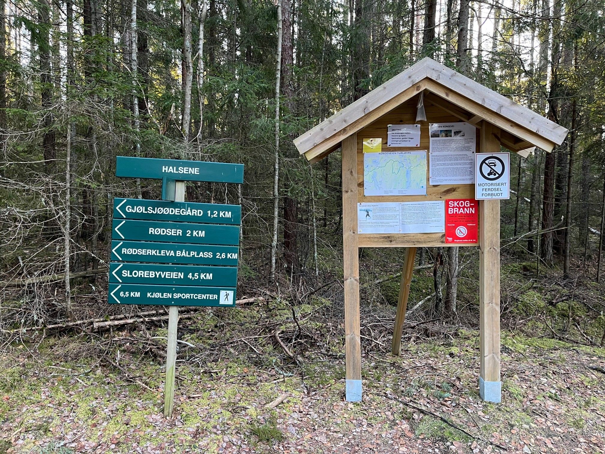 Skilt med beskrivelse hvor langt det er til de ulike plassene