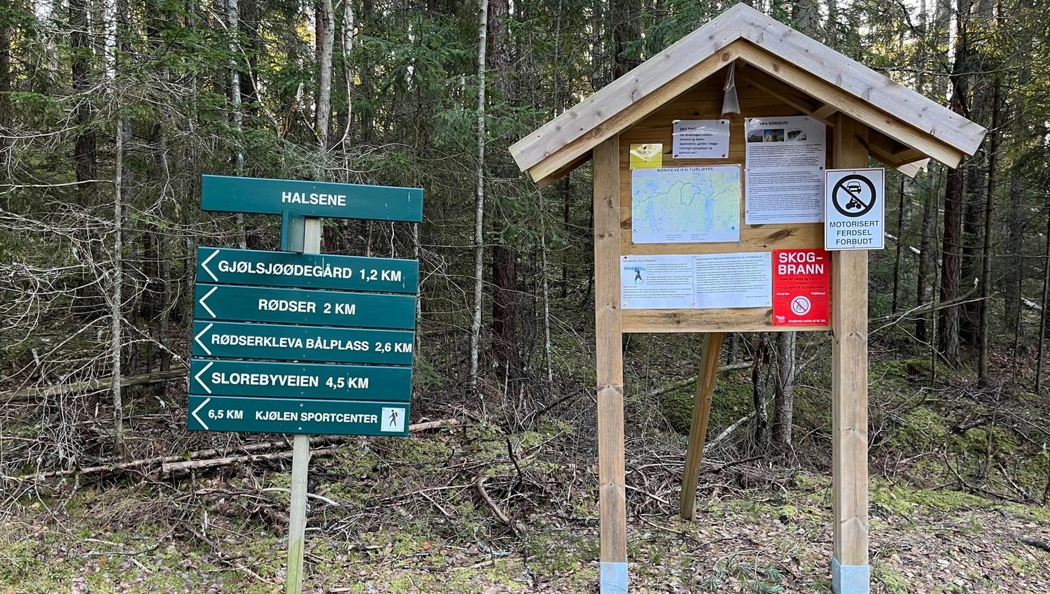 Skilt med beskrivelse hvor langt det er til de ulike plassene