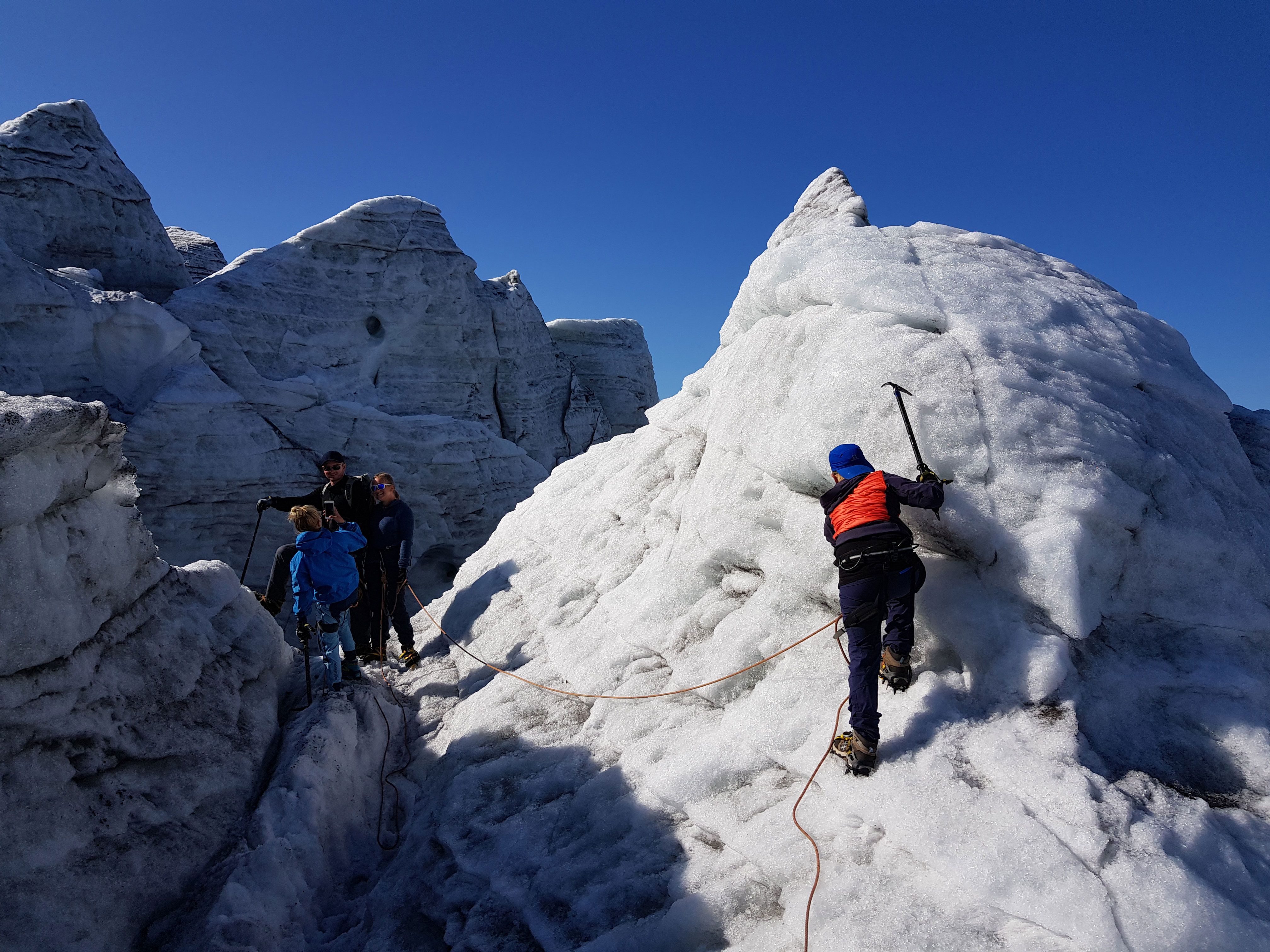 Deltakar klatrar i isformasjonar med isøks og stegjern på Buarbreen.
