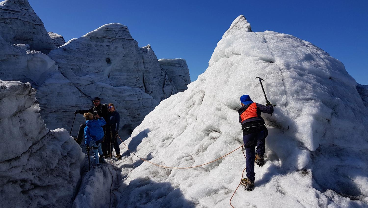 Deltakar klatrar i isformasjonar med isøks og stegjern på Buarbreen.