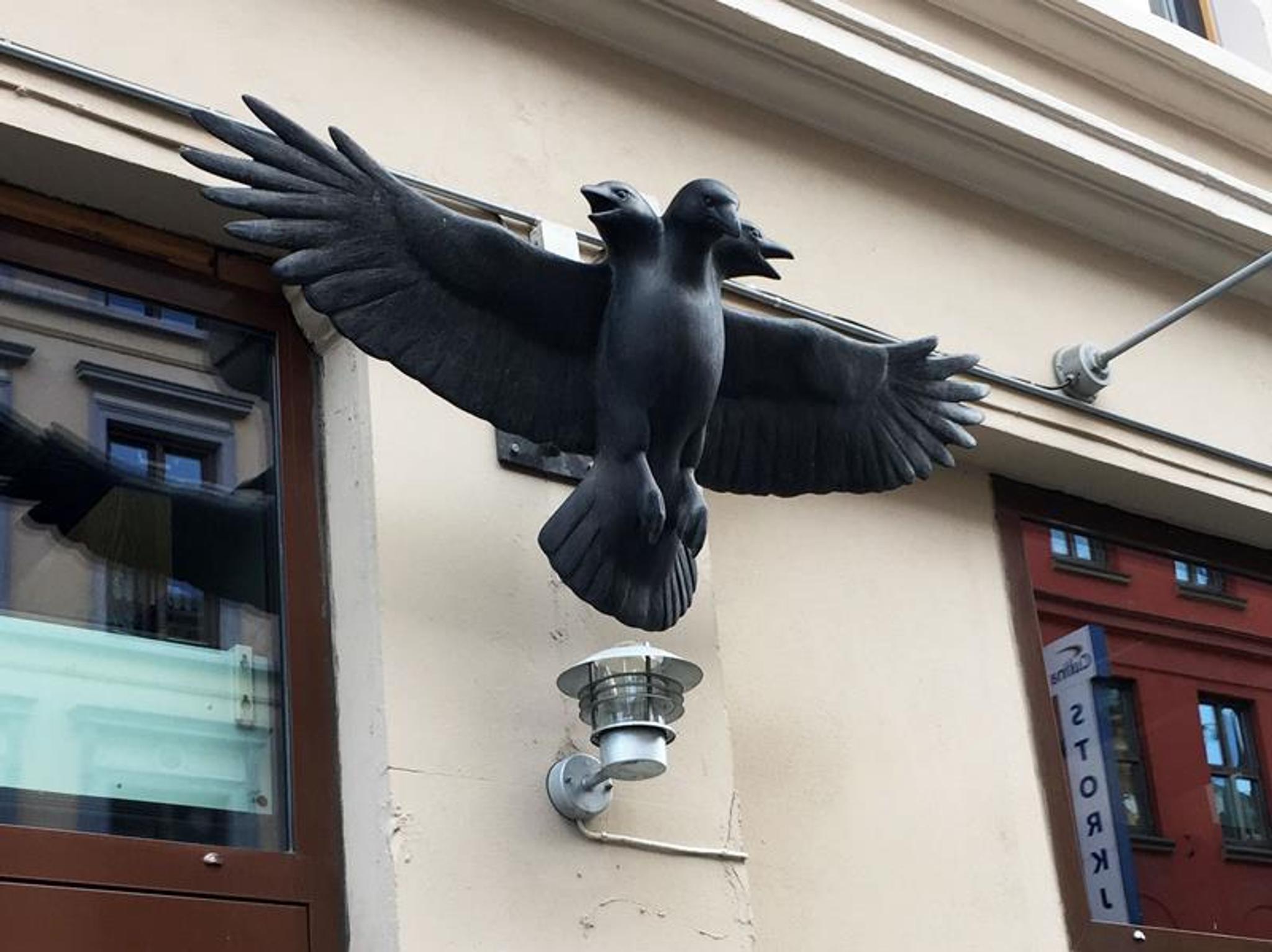 Crow bar & Bryggeri: Kråkestatue over inngangen