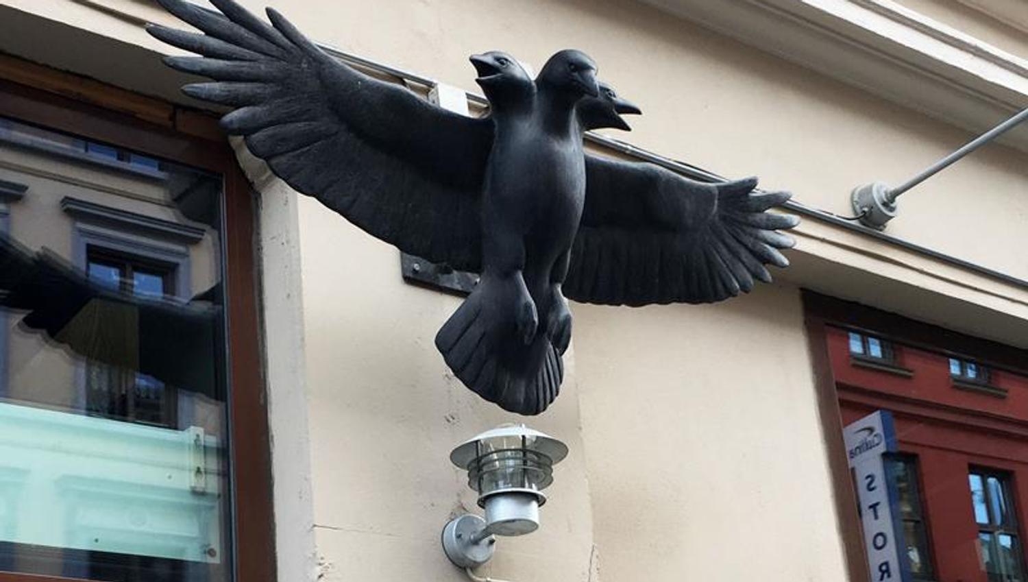 Crow bar and brewery: Crow statue over the entrance