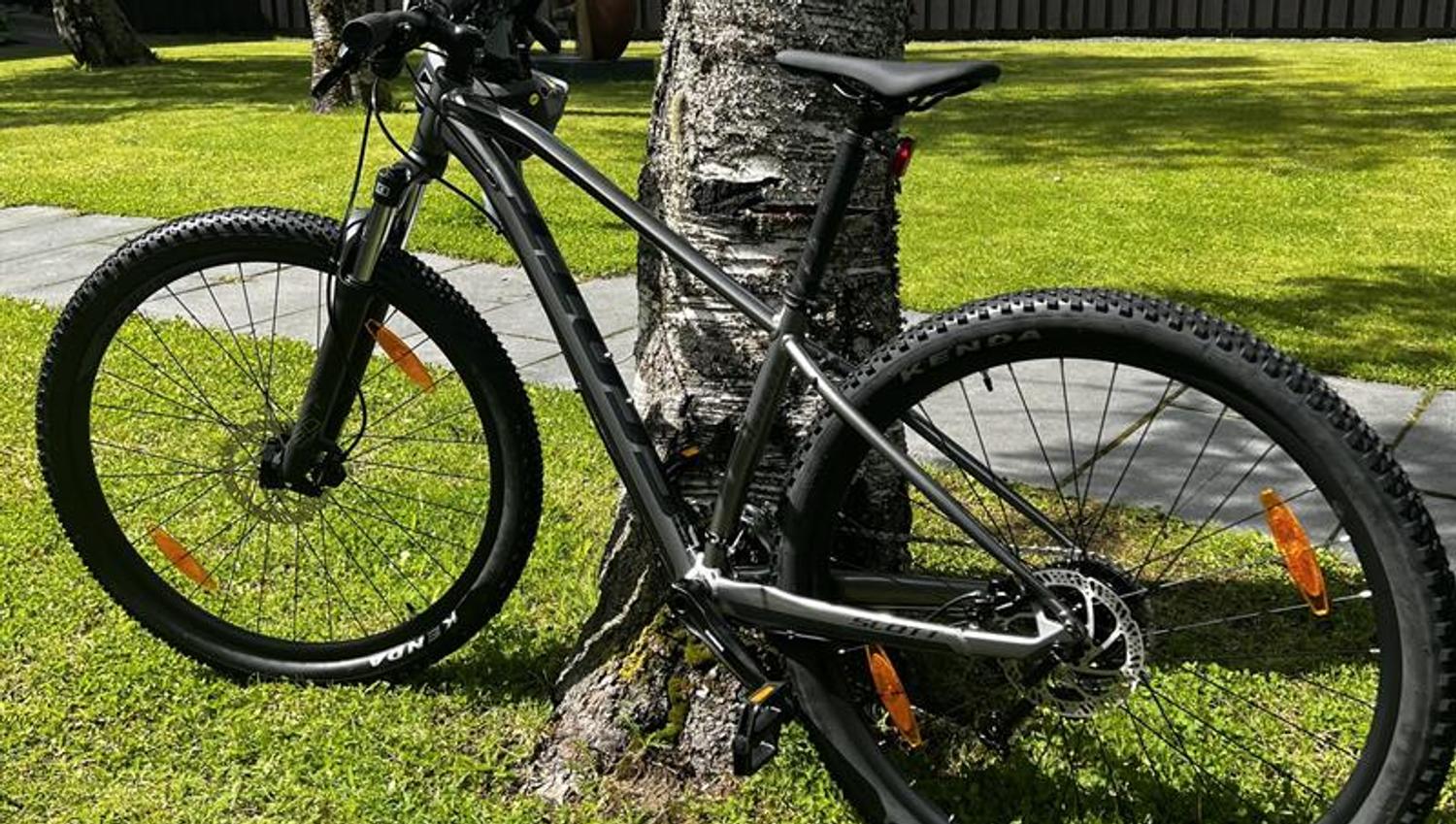 Scott MTB stående mot et tre