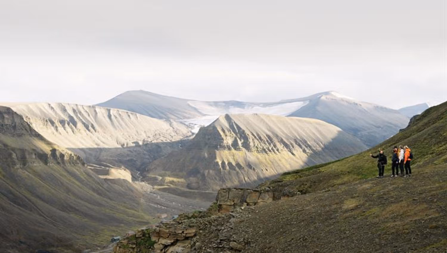 utsikt fra toppen av fjellet med flere fjell i bakgrunnen