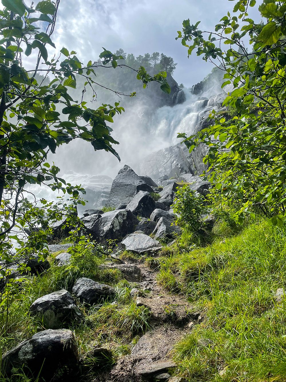 Turfot ved den mektige fossen på veg mot Jordalsnuten – eit naturskjønt punkt i Hardanger.