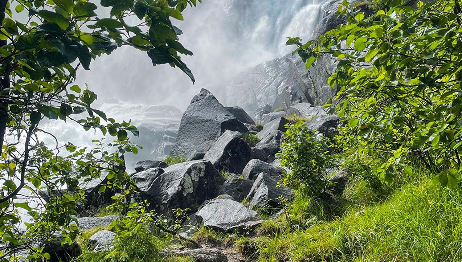 Turfot ved den mektige fossen på veg mot Jordalsnuten – eit naturskjønt punkt i Hardanger.
