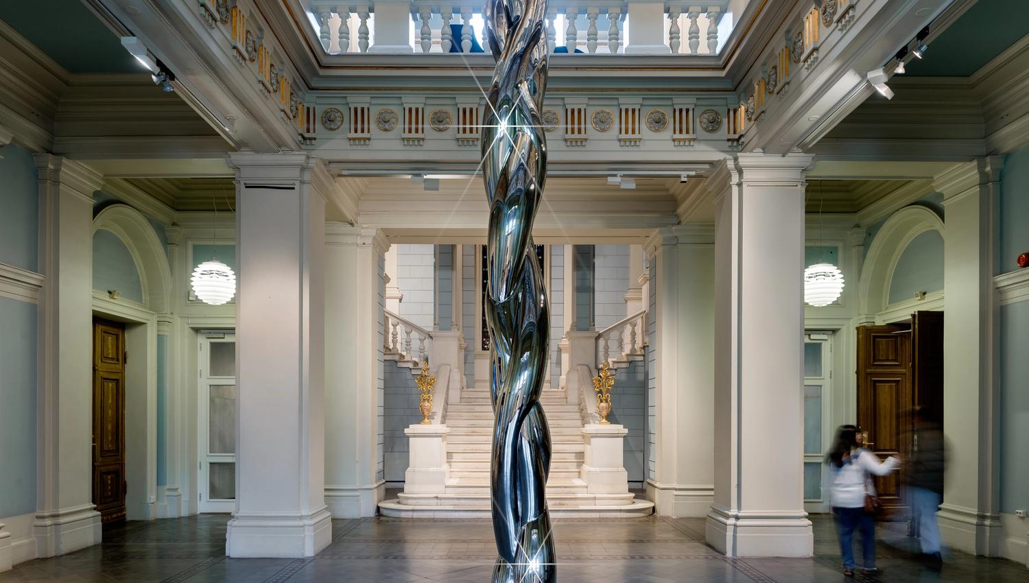 Foajeen i 2. etasje med B+Ñrd Brevik statue. Foto - Dag Fosse, KODE