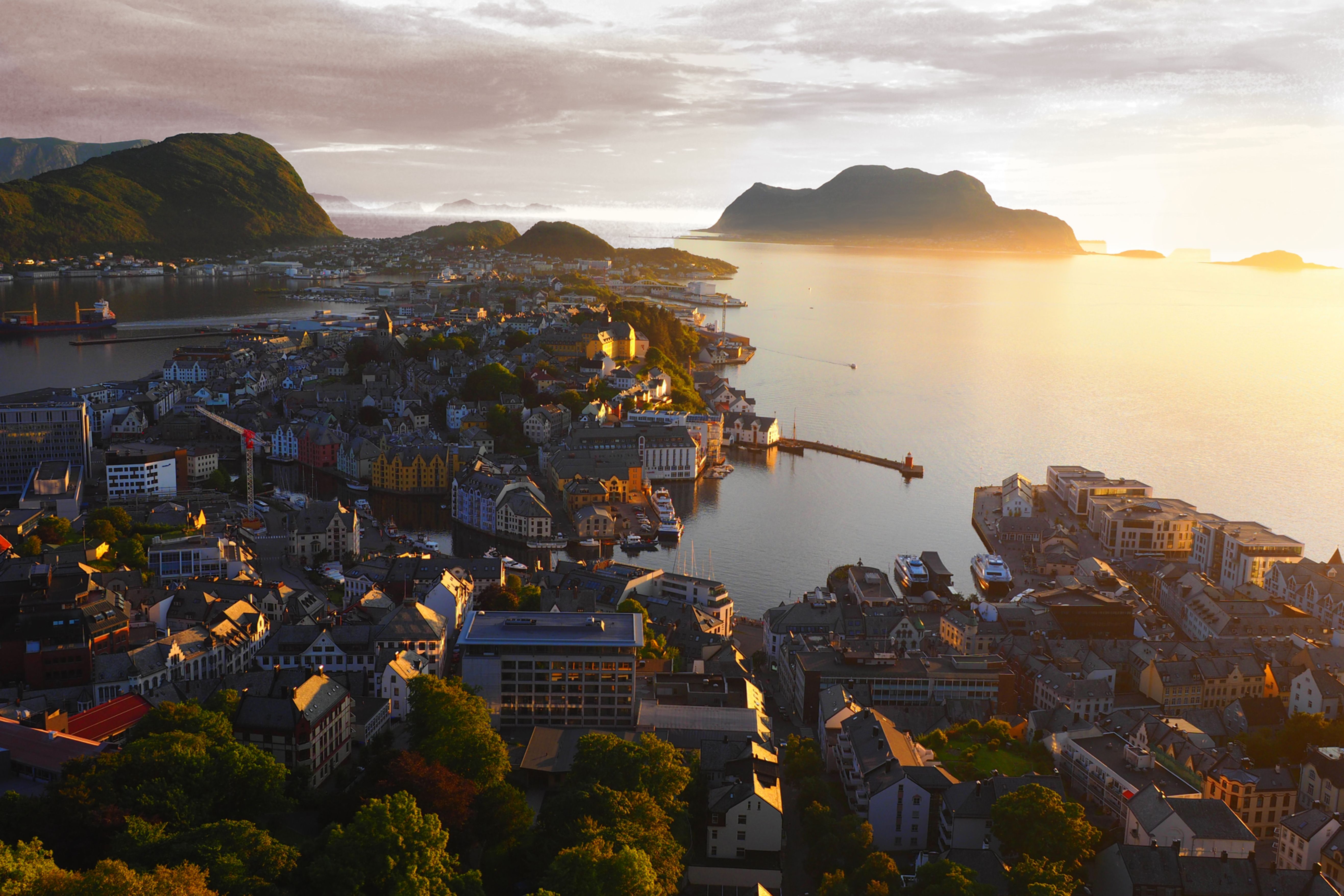 Ålesund i solnedgang, sett fra Aksla.