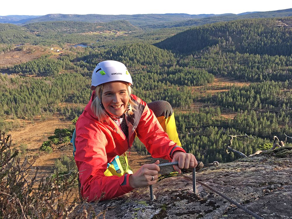 jente klatrer Via Ferrata på Gautefall