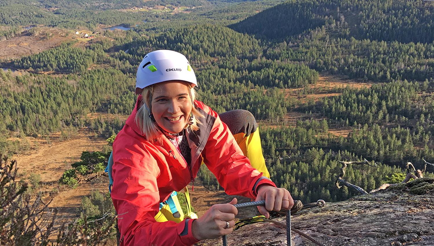 jente klatrer Via Ferrata på Gautefall