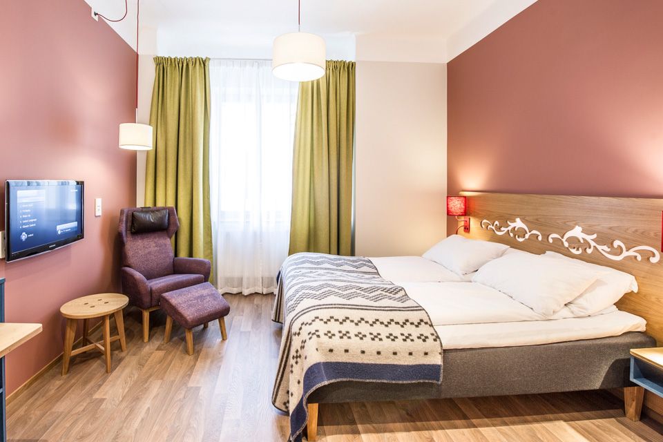 Gjesterom med grønne gardiner og røde vegger. Hotell Bondeheimen, Oslo. Foto