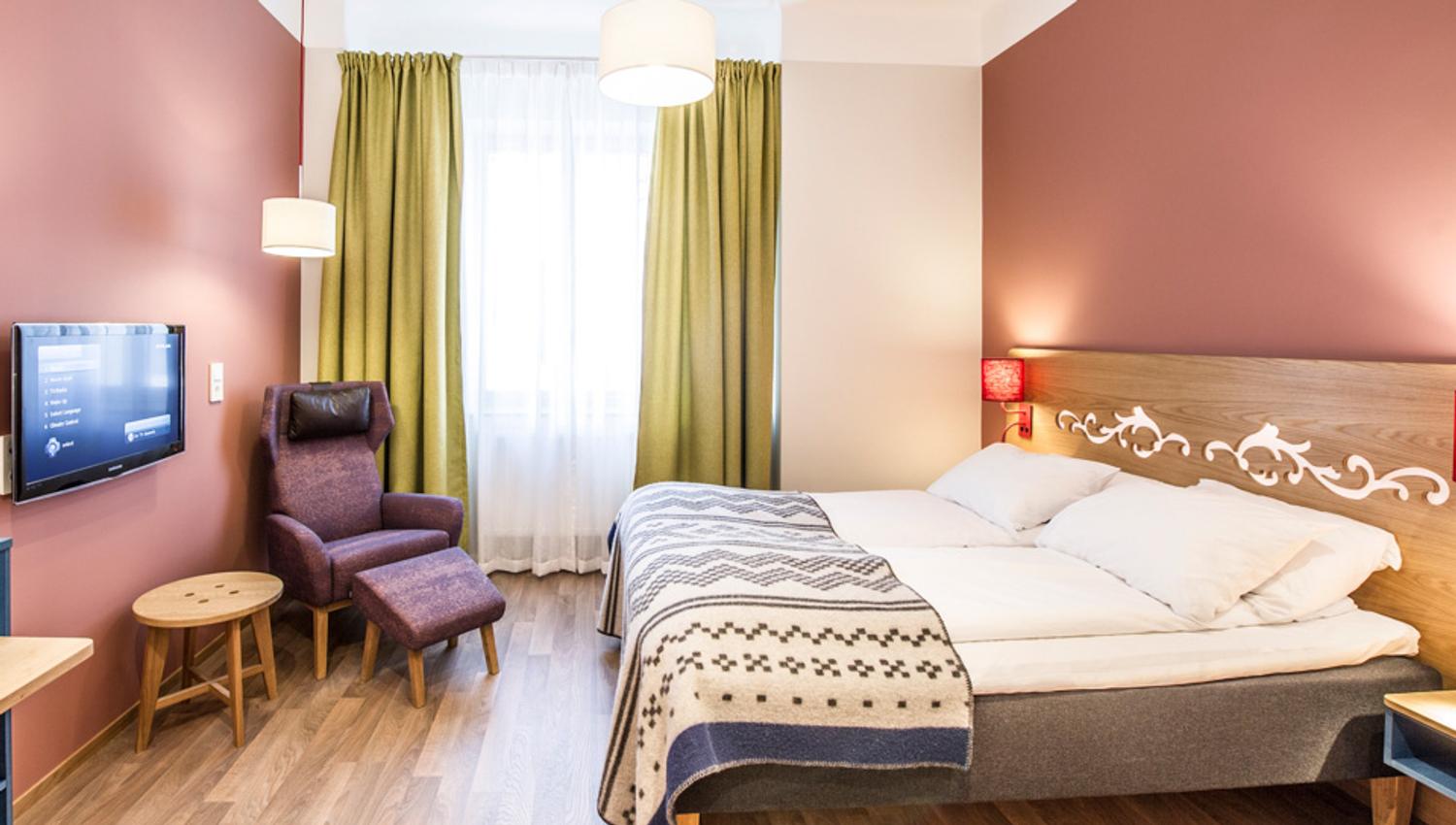 Gjesterom med grønne gardiner og røde vegger. Hotell Bondeheimen, Oslo. Foto